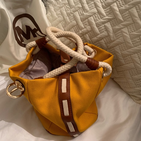 Trendy Handbag 👜 - Picture 3 of 6